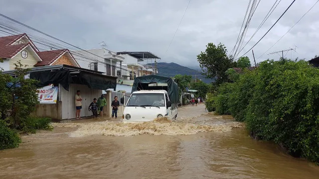 Nha Trang: Mưa lớn gây ngập nặng nhiều tuyến đường - Ảnh 2.