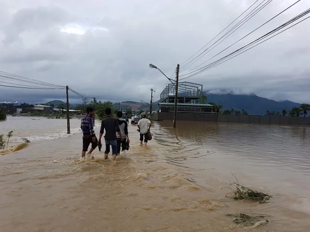 Nha Trang: Mưa lớn gây ngập nặng nhiều tuyến đường - Ảnh 3.