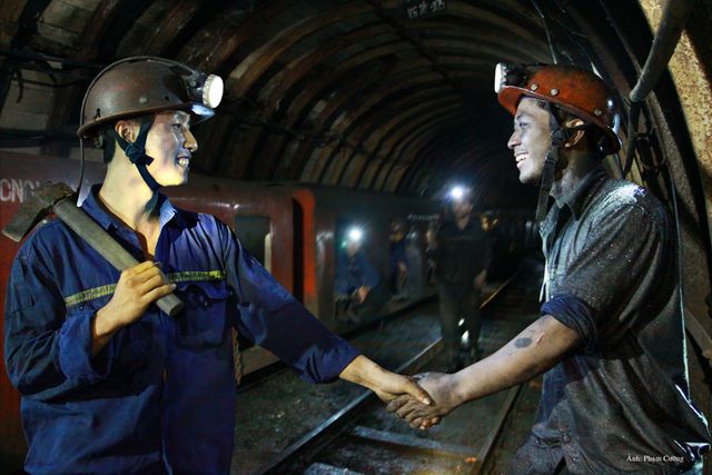 Khoảnh khắc chân thật về cuộc sống của những người thợ mỏ ở Quảng Ninh - Ảnh 1.