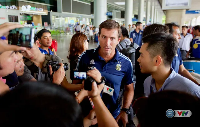 Ảnh: U20 Argentina được chào đón như người nhà tại sân bay Tân Sơn Nhất! - Ảnh 11.