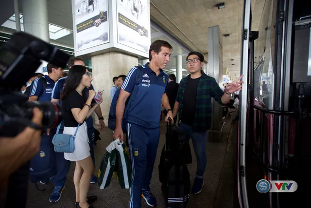 Ảnh: U20 Argentina được chào đón như người nhà tại sân bay Tân Sơn Nhất! - Ảnh 12.