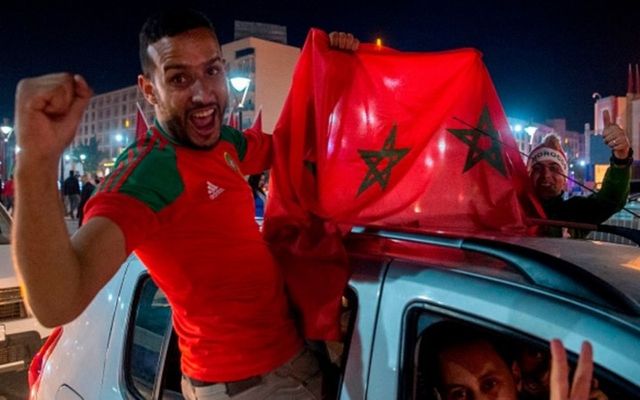 [CHÙM ẢNH] Người dân Maroc tràn xuống đường ăn mừng vé dự World Cup 2018 - Ảnh 13.