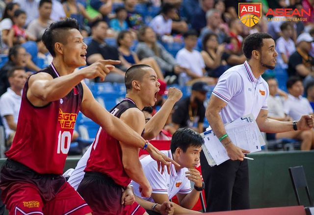 Tái lập chiến thắng trên lãnh địa Singapore Slingers, Saigon Heat chắc suất vào Playoffs - Ảnh 2.