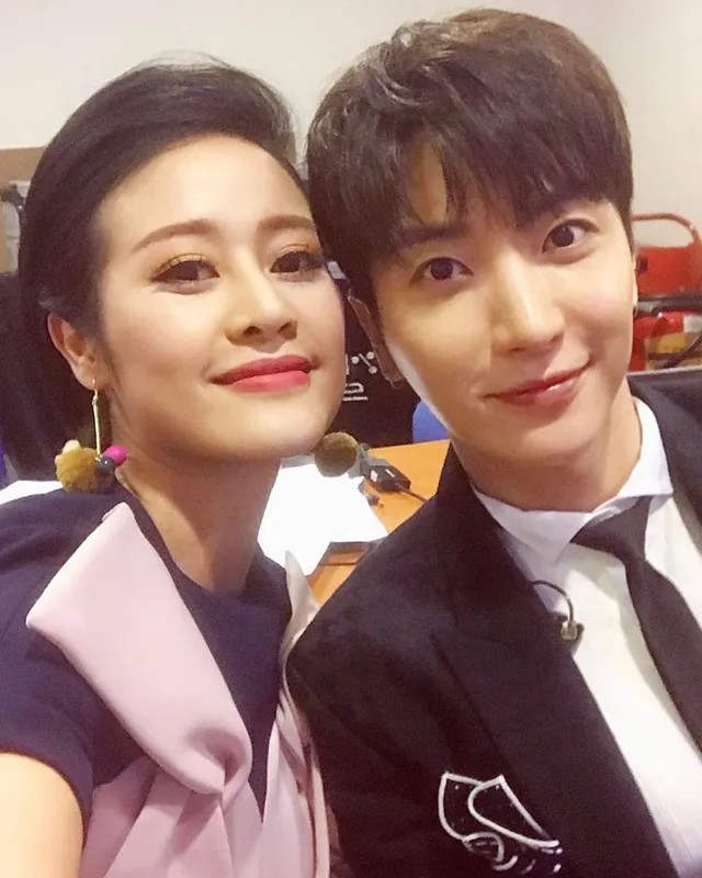 MC Phí Linh khiến fan Kpop ghen tị vì tặng quà cho Leeteuk, chụp ảnh cùng SNSD - Ảnh 4.