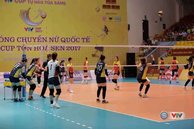 2 đội đang khởi động trên sân 2 đội đang khởi động trên sân