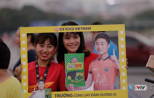 CĐV làm nóng SVĐ Mỹ Đình trước trận U22 Việt Nam - Tuyển các ngôi sao K-League - Ảnh 9.