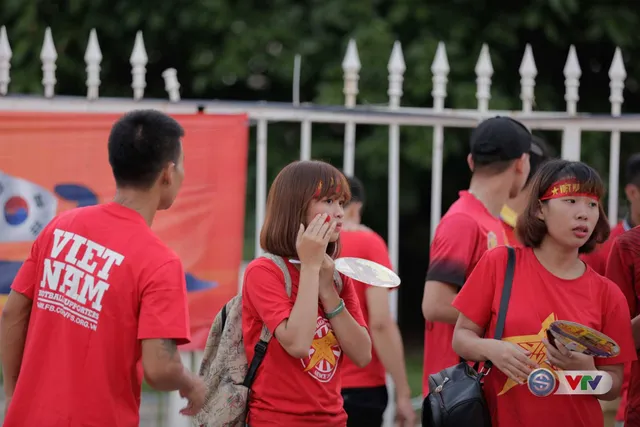 CĐV làm nóng SVĐ Mỹ Đình trước trận U22 Việt Nam - Tuyển các ngôi sao K-League - Ảnh 5.