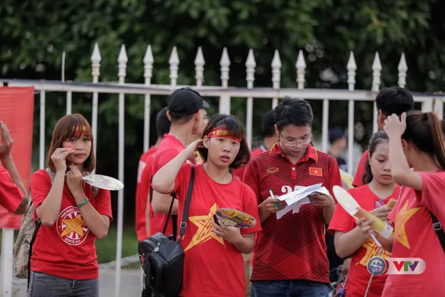 CĐV làm nóng SVĐ Mỹ Đình trước trận U22 Việt Nam - Tuyển các ngôi sao K-League - Ảnh 2.