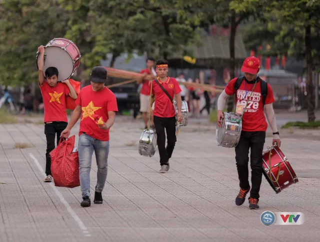 CĐV làm nóng SVĐ Mỹ Đình trước trận U22 Việt Nam - Tuyển các ngôi sao K-League - Ảnh 1.