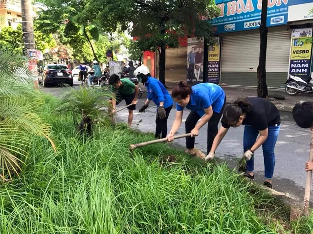 Thanh niên Hà Nội ra quân vệ sinh môi trường sau bão số 10 - Ảnh 1.