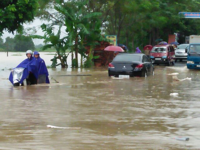 Mưa lớn, nhiều nơi tại Thanh Hóa ngập trong biển nước - Ảnh 4.