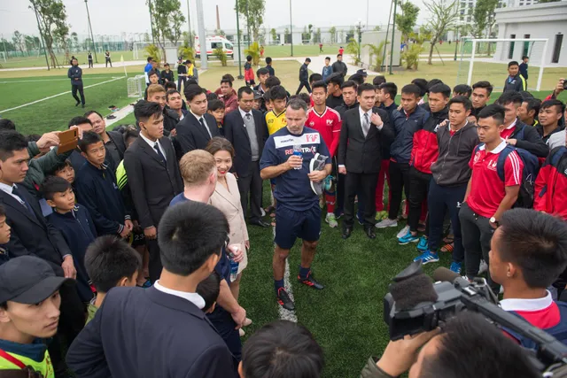 U15 PVF lên đường tham dự giải U15 quốc tế ICC Cup tại Singapore - Ảnh 1.