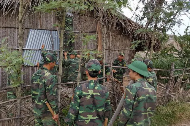 Tiền Giang: Bộ đội giúp dân chống bão số 16 - Ảnh 1.