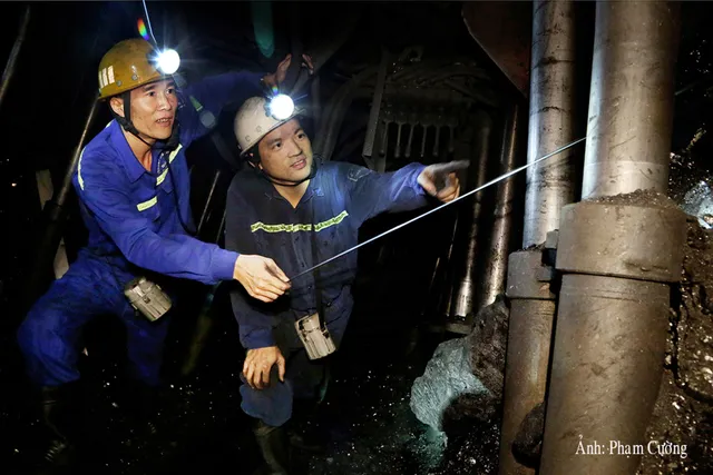 Khoảnh khắc chân thật về cuộc sống của những người thợ mỏ ở Quảng Ninh - Ảnh 2.