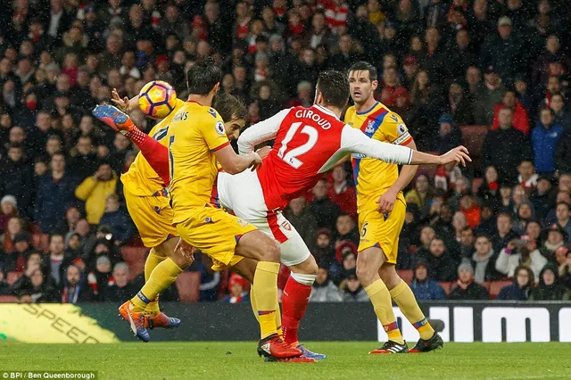 Giroud ghi siêu phẩm bọ cạp, Arsenal vươn lên xếp thứ 3 - Ảnh 1.