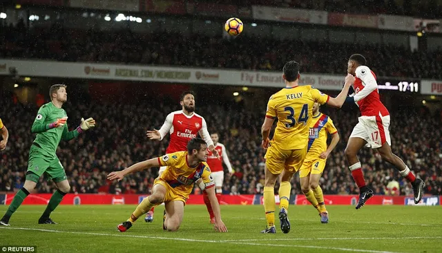 Giroud ghi siêu phẩm bọ cạp, Arsenal vươn lên xếp thứ 3 - Ảnh 3.