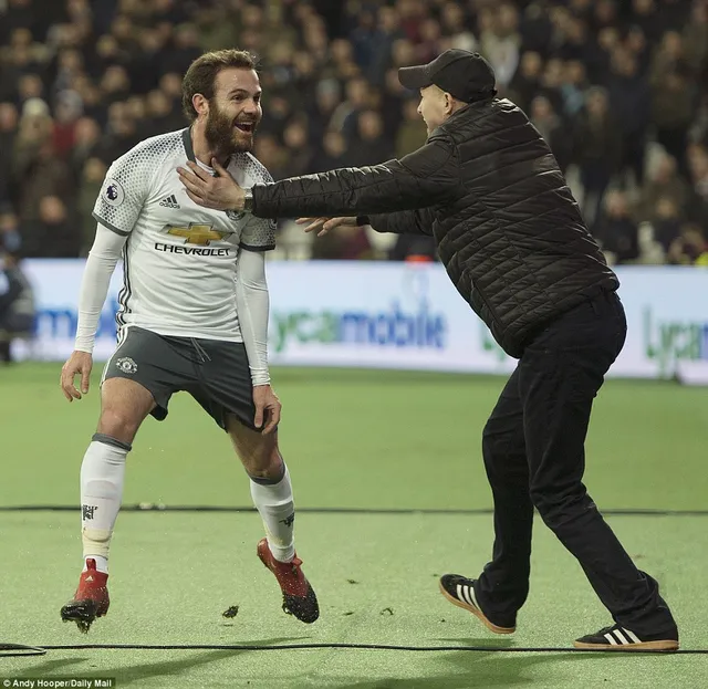 West Ham 0-2 Man Utd: Ibra tiếp tục ghi bàn, Man Utd thắng trận thứ 6 liên tiếp - Ảnh 1.