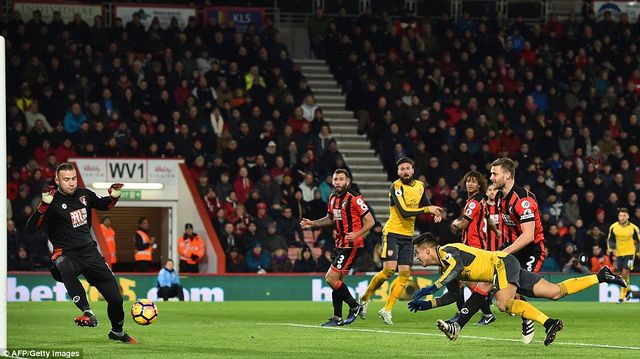 Giroud chói sáng, Arsenal giành 1 điểm từ thế bị dẫn 3 bàn - Ảnh 2.