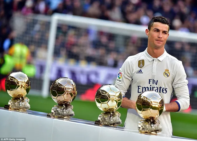 Real Madrid 5-0 Granada: Ronaldo, Isco giúp Real cân bằng kỷ lục của Barca! - Ảnh 1.