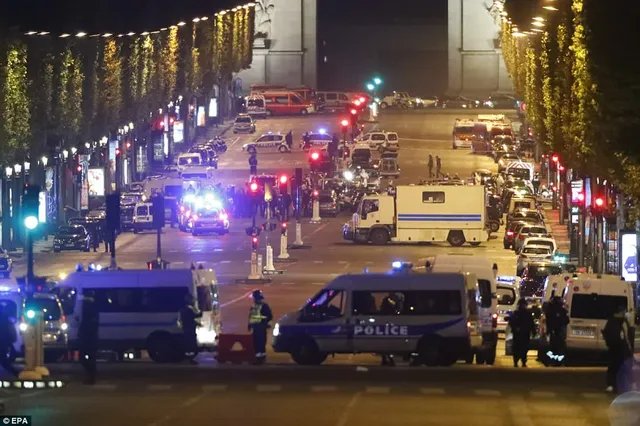 Hiện trường vụ tấn công ngay tại Đại lộ Champs-Elysees làm một cảnh sát thiệt mạng - Ảnh 1.