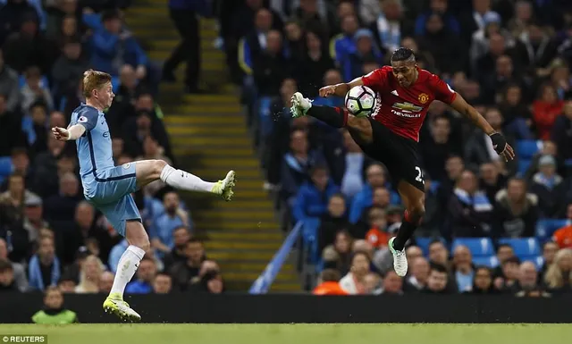 Derby Manchester: Fellaini nhận thẻ đỏ, MU chia điểm trước Man City - Ảnh 2.