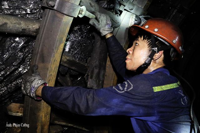 Khoảnh khắc chân thật về cuộc sống của những người thợ mỏ ở Quảng Ninh - Ảnh 4.