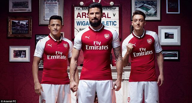 Arsenal ra mắt áo đấu mùa giải 2017/18: Đầy đủ anh tài - Ảnh 2.