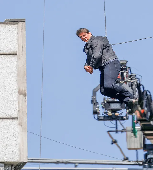 Tom Cruise gặp chấn thương trên trường quay Mission: Impossible 6 - Ảnh 2.