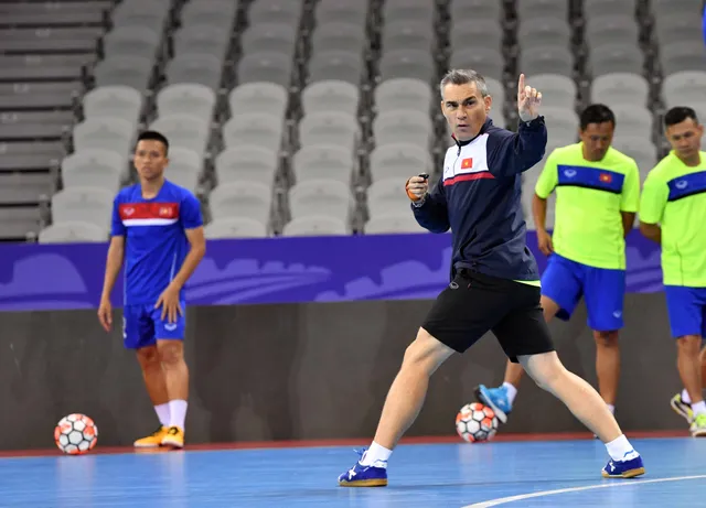 ẢNH: ĐT futsal Việt Nam đã có buổi tập đầu tiên tại Trung Quốc - Ảnh 3.