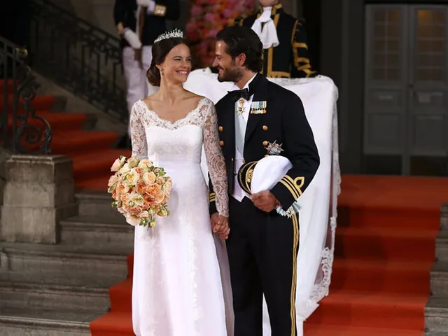 Chiêm ngưỡng váy cưới của những người đẹp hoàng gia - Ảnh 2.