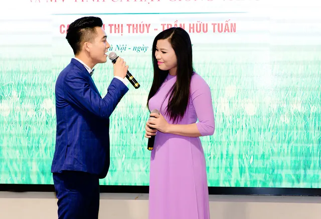 Cặp đôi Sao mai 2015 khoe giọng hát ngọt lịm trong album đầu tay - Ảnh 1.