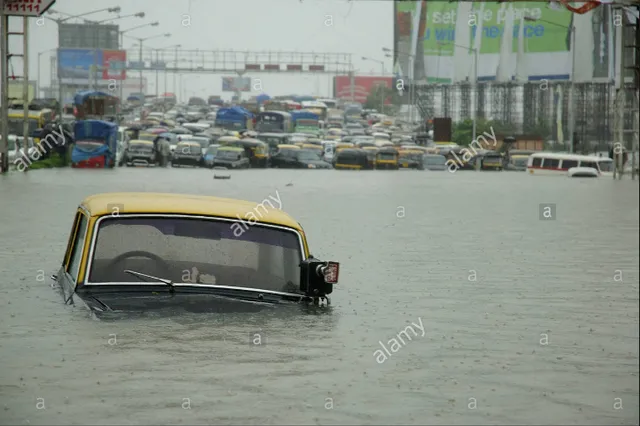 Thành phố Mumbai (Ấn Độ) chìm trong nước lũ - Ảnh 4.