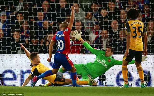 Vòng 32 giải Ngoại hạng Anh: Crystal Palace 3-0 Arsenal, ác mộng cho Pháo Thủ - Ảnh 2.