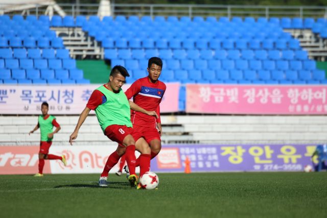 HLV Hoàng Anh Tuấn yêu cầu U20 Việt Nam tập kín trước trận gặp U20 New Zealand - Ảnh 1.