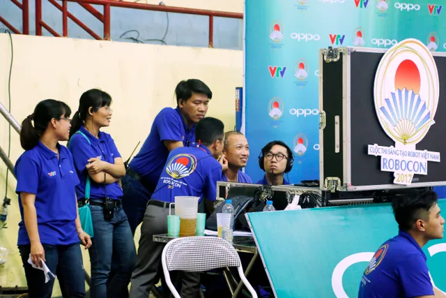 Những hình ảnh hậu trường hiếm người biết tại vòng loại Robocon Việt Nam 2017 - Ảnh 2.