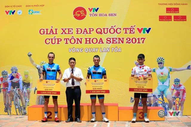 ẢNH: Những khoảnh khắc ấn tượng chặng 6 Giải xe đạp quốc tế VTV Cúp Tôn Hoa Sen 2017, Quảng Bình đi Huế - Ảnh 14.