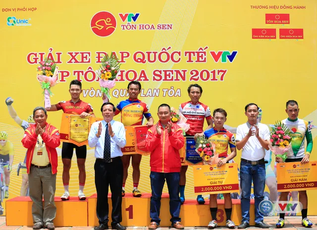 ẢNH: Những khoảnh khắc ấn tượng chặng 6 Giải xe đạp quốc tế VTV Cúp Tôn Hoa Sen 2017, Quảng Bình đi Huế - Ảnh 16.