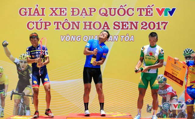 Giải xe đạp quốc tế VTV Cúp Tôn Hoa Sen 2017: Lê Văn Duẩn giành chiến thắng chặng 7 - Ảnh 2.