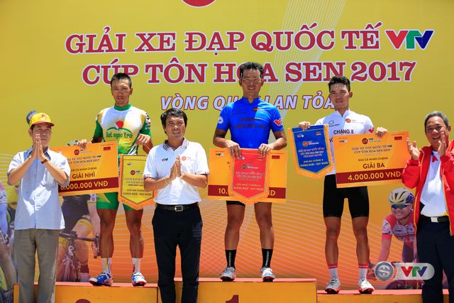 Giải xe đạp quốc tế VTV Cúp Tôn Hoa Sen 2017: Lê Văn Duẩn giành chiến thắng chặng 9 - Ảnh 2.