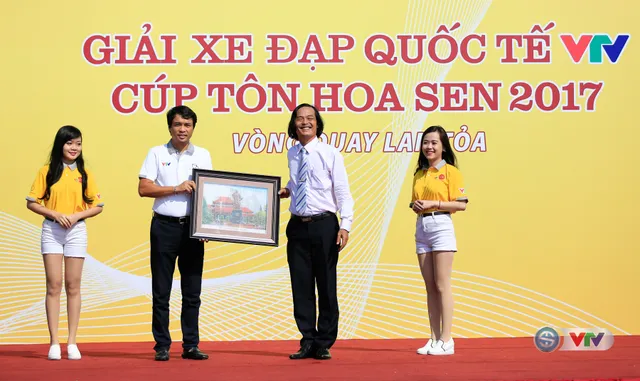 ẢNH: Những khoảnh khắc ấn tượng chặng 10 Giải xe đạp quốc tế VTV Cúp Tôn Hoa Sen 2017 - Ảnh 2.