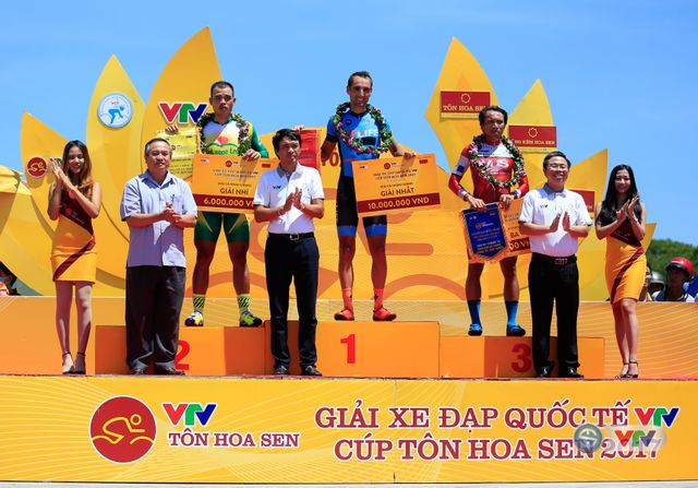 Chặng 10 giải xe đạp quốc tế VTV Cúp Tôn Hoa Sen 2017: Desriac Loic giành chiến thắng - Ảnh 2.