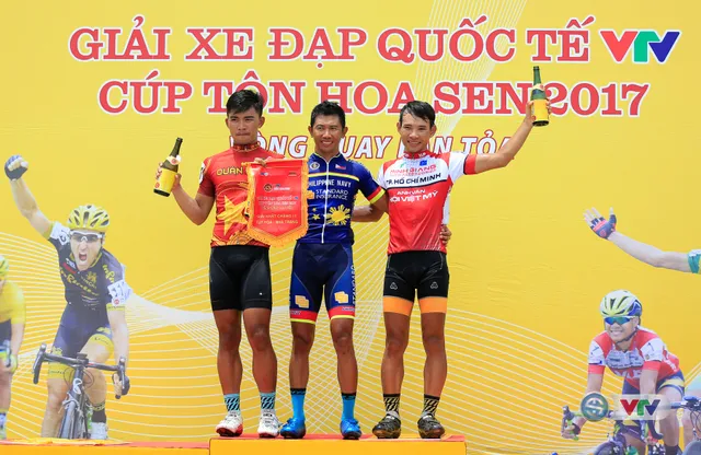 ẢNH: Những khoảnh khắc ấn tượng chặng 11 Giải xe đạp quốc tế VTV Cúp Tôn Hoa Sen 2017 - Ảnh 19.