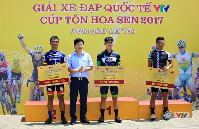 ẢNH: Những khoảnh khắc ấn tượng chặng 3 Giải xe đạp quốc tế VTV Cúp Tôn Hoa Sen 2017 - Thanh Hoá đi Nghệ An - Ảnh 16.