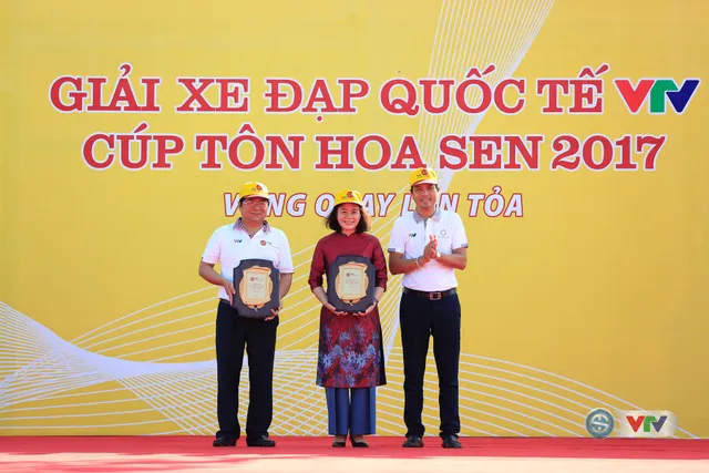 ẢNH: Những khoảnh khắc ấn tượng chặng 4 Giải xe đạp quốc tế VTV Cúp Tôn Hoa Sen 2017 - Đua vòng quanh Quảng trường Hồ Chí Minh  - Ảnh 3.