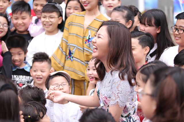 Isaac lịch lãm xuất hiện bên Văn Mai Hương, Bích Phương chấm thi Vietnam Idol Kids - Ảnh 8.