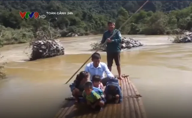 Thanh Hóa: Hiểm nguy rình rập khi học sinh đi bè qua sông - Ảnh 1.