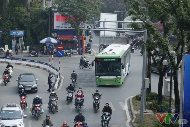 Các phương tiện đã có ý thức không đi vào làn BRT - Ảnh 2.