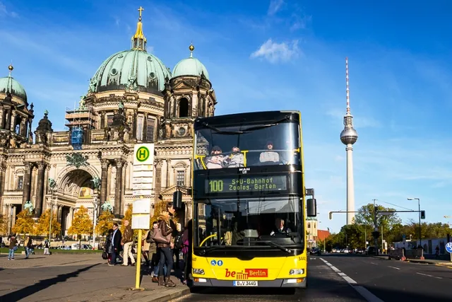 Trải nghiệm du lịch Berlin bằng xe bus - Ảnh 1.