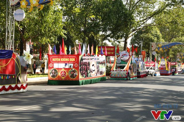 Những hình ảnh đậm sắc văn hóa Tây Nguyên tại Lễ hội đường phố Buôn Ma Thuột 2017 - Ảnh 3.