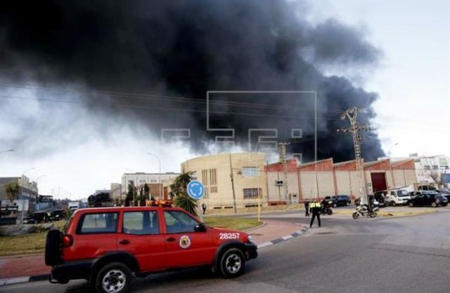 Cháy nhà máy hóa chất ở Valencia, Tây Ban Nha - Ảnh 1.
